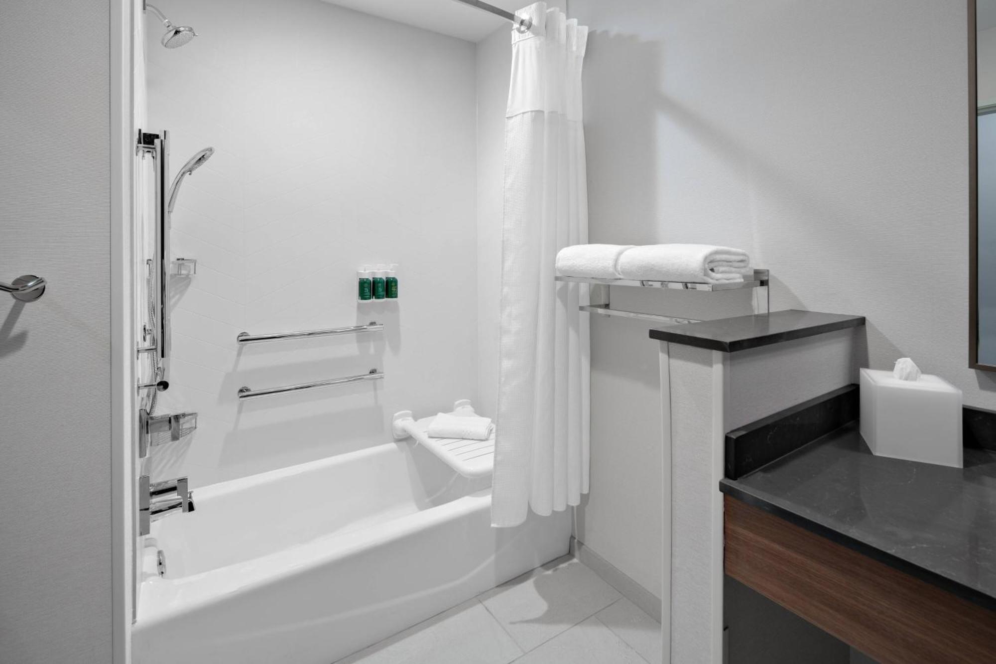 Fairfield Inn & Suites By Marriott Женевско езеро Екстериор снимка